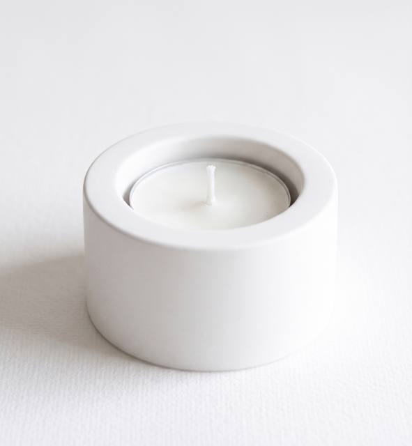פמוט עגול מבטון פולימרי בעבודת יד, Yama Design