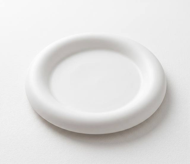 צלחת מעוגלת מבטון פולימרי בעבודת יד, Yama Design